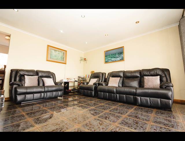 4 BEDROOM HOUSE FOR SALE IN ARENA PARK